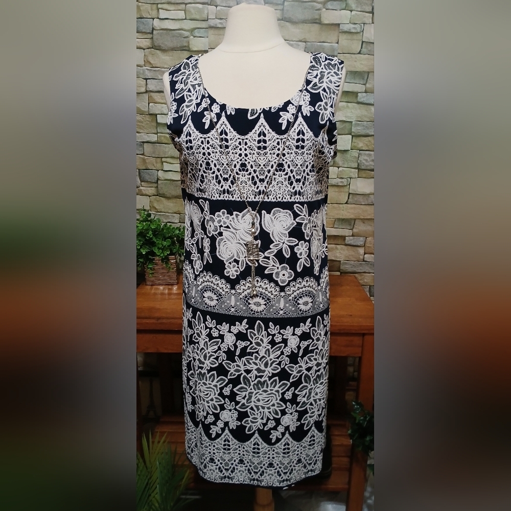 R & M‎ Richards Navy & White Lace Embroidered Midi Dress With Necklace